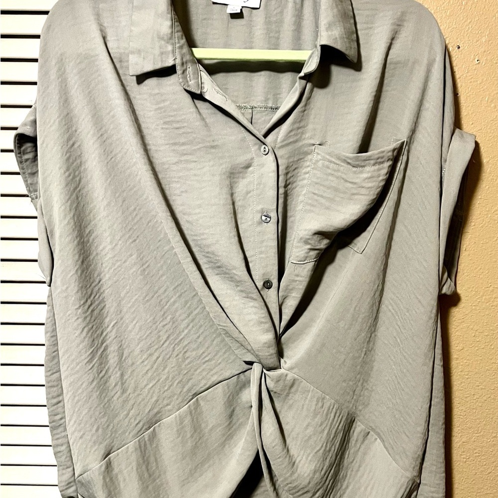 She + Sky Sage Sleeveless Button Down Blouse